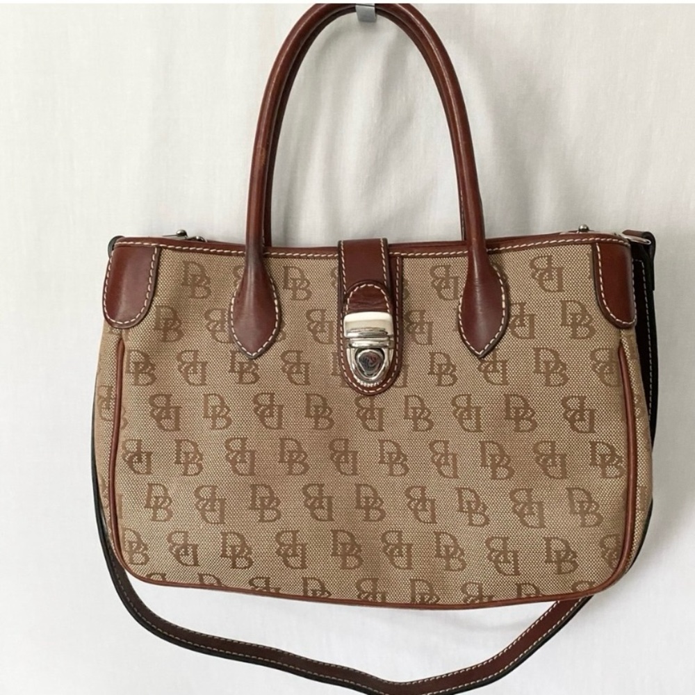 EUC Dooney & Bourke Signature handbag/crossbody